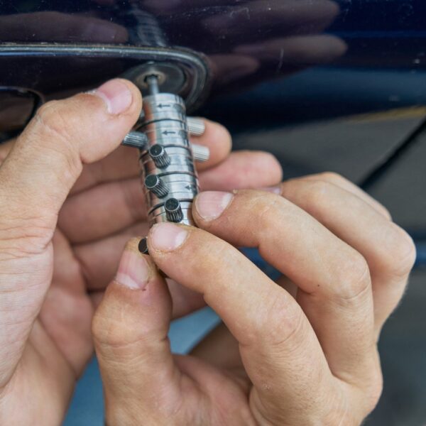 Awaryjne otwieranie samochodu: krok po kroku