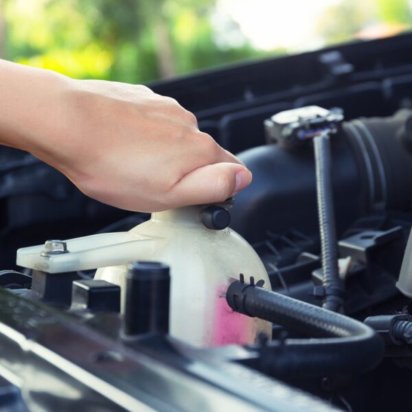 Czy można dolewać wody do płynu chłodniczego?