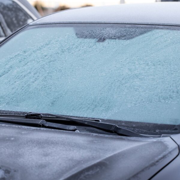 Dlaczego szyby zamarzają od środka? Przyczyny i rozwiązania