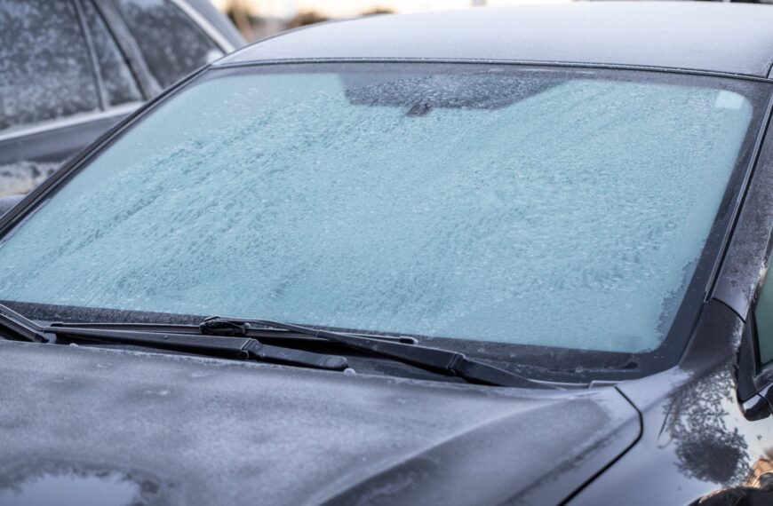 Dlaczego szyby zamarzają od środka? Przyczyny i rozwiązania