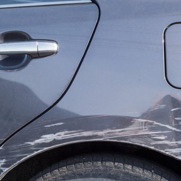 Otarcie samochodu: jak usunąć? Porady i wskazówki