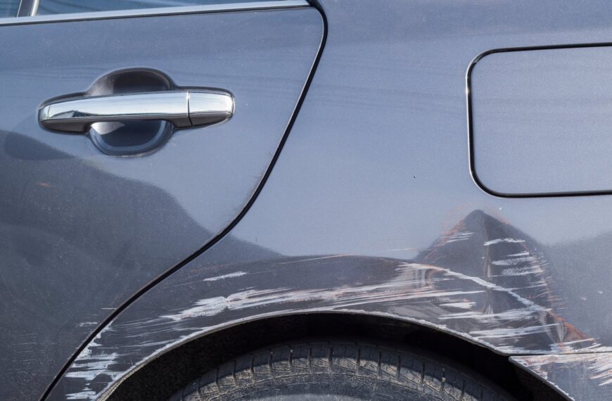 Otarcie samochodu: jak usunąć? Porady i wskazówki