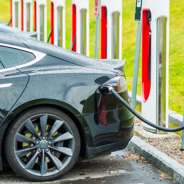 Czy warto kupować samochód elektryczny? Zalety i wady