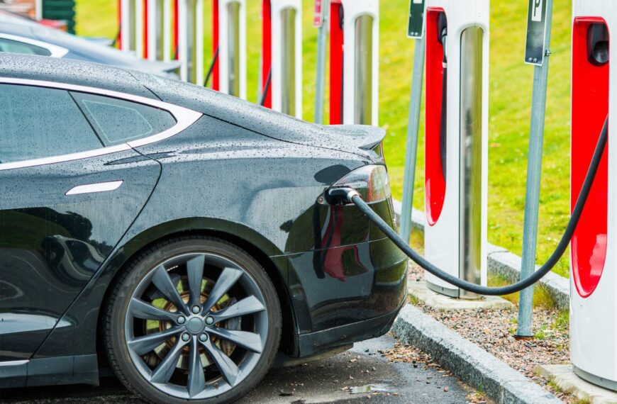 Czy warto kupować samochód elektryczny? Zalety i wady