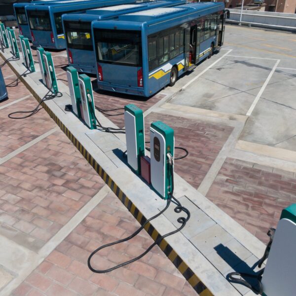 Hybrydy kontra samochody elektryczne: porównanie technologii i użytkowania