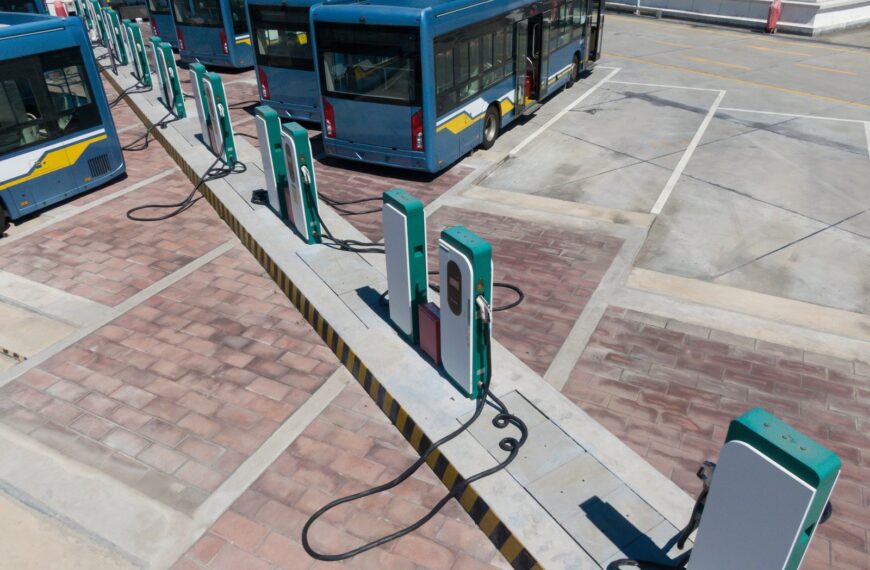 Hybrydy kontra samochody elektryczne: porównanie technologii i użytkowania