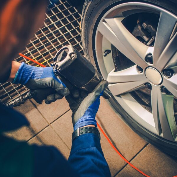 Jakie są różnice między napędem na przednie a tylne koła?