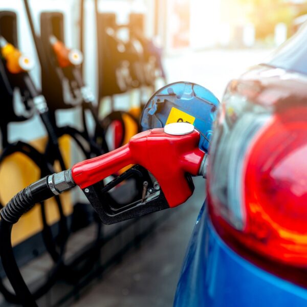 Jak poprawić efektywność paliwową swojego samochodu?