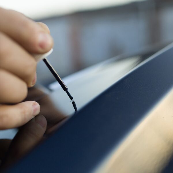 Samodzielna naprawa lakieru samochodowego: narzędzia i techniki