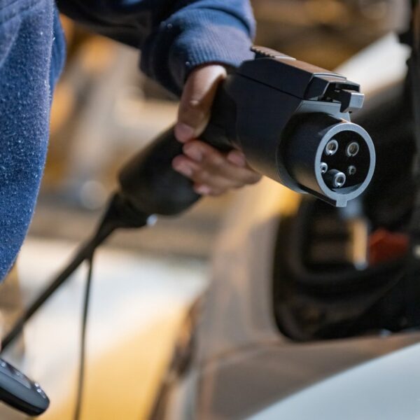 Historia rozwoju silników w pojazdach elektrycznych: od początków do nowoczesnych rozwiązań