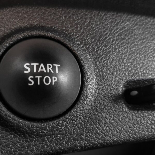 Jak działa system start-stop w nowoczesnych samochodach i czy warto z niego korzystać?