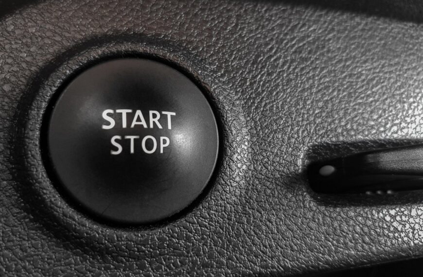 Jak działa system start-stop w nowoczesnych samochodach i czy warto z niego korzystać?