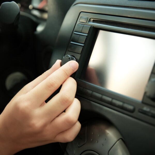 Nowe technologie w wyświetlaczach samochodowych: od tradycyjnych desek rozdzielczych do head-up display