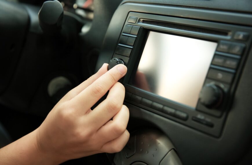Nowe technologie w wyświetlaczach samochodowych: od tradycyjnych desek rozdzielczych do head-up display