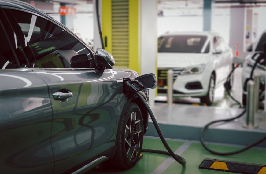 Czym różni się napęd hybrydowy szeregowy od równoległego?