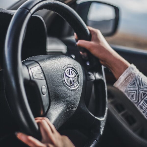 Jakie są przyczyny drgań na kierownicy i jak je wyeliminować?