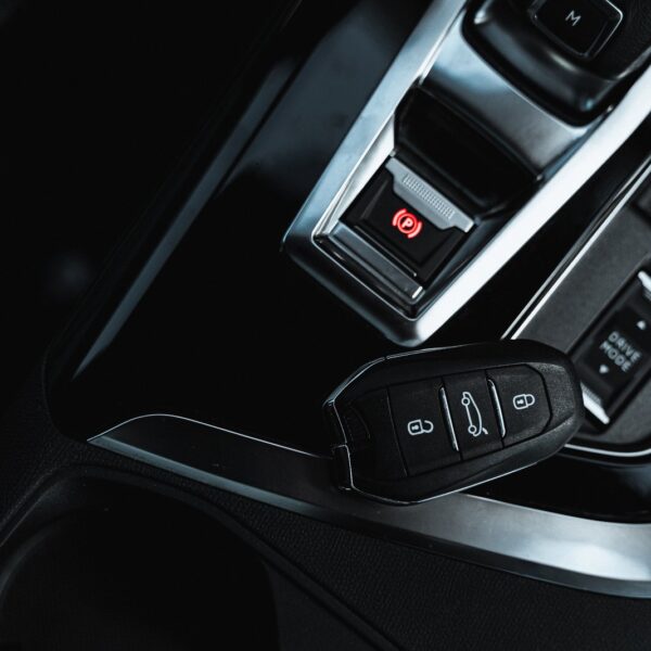 Bezkluczykowy dostęp do samochodu – jakie są zalety i zagrożenia?