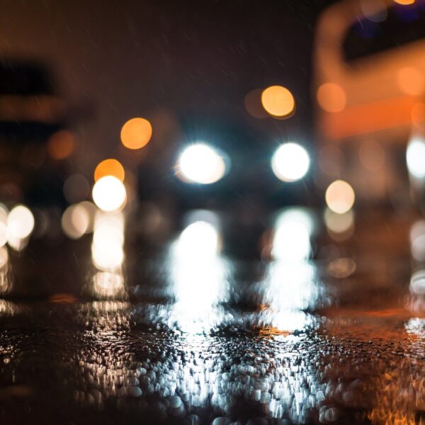 Jak działają reflektory adaptacyjne i jakie mają zalety podczas jazdy nocą?