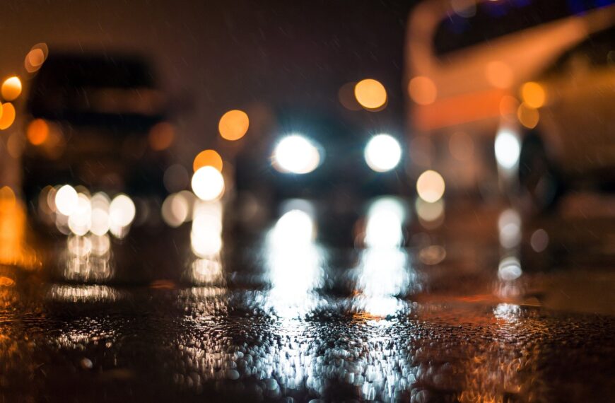 Jak działają reflektory adaptacyjne i jakie mają zalety podczas jazdy nocą?