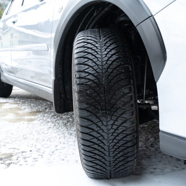 Jak wybrać najlepsze opony całoroczne? Porównanie i testy